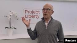 企业家、前洛杉矶道奇队老板弗兰克·麦考特在瑞士达沃斯举行世界经济论坛会议上接受采访,表达愿意与其他买家合资竞购TikTok美国业务的意愿。(路透社:2025年1月23日)