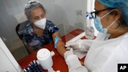 资料照片:68岁的诺玛·冈萨雷斯在洪都拉斯特古西加尔巴的一处红十字会试验室接受新冠病毒检测。(2021年4月23日)