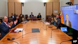 澳大利亚贸易部长唐·法雷尔(Don Farrell 左)2月6日同中国商务部长王文涛举行了视频会议,这是两国贸易部长间三年来的首次会晤。