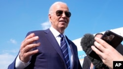 美国总统拜登在马里兰州安德鲁斯空军基地对记者讲话。(2024年7月15日)