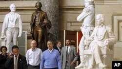 即将成为美国众议院议长的贝纳(中)上周在华盛顿