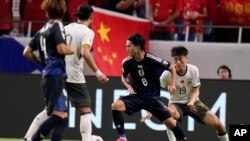 中国男足近年来丑闻缠身,在不久前的世界杯亚洲预选赛中以0比7耻辱性败给日本,中国足协星期二宣布对假球和赌博行为为期两年的调查结果,43名足球员和官员终身禁赛。(美联社2024年9月5日)