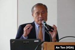 Cựu Tổng trưởng Hoàng Đức Nhã trình bày tham luận tại hội thảo của Đại học Oregon, 15/10/2019