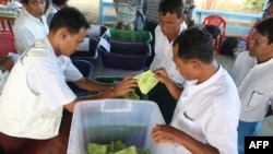 ရခိုင်ပြည်နယ်၊ စစ်တွေမြို့မှာ ရွေးကောက်ပွဲကော်မရှင်ဝန်ထမ်းတွေက ဒေသတွင်းလေ့လာစောင့်ကြည့်သူတွေရှေ့မှာ မဲရေတွက်နေစဉ်။ (ယခင်မှတ်တမ်းဓာတ်ပုံ)