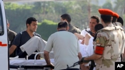 8月22日,埃及医务人员和警察把前总统穆巴拉克送上救护车。