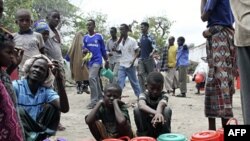 У таборі біженців чекають на роздачу їжі