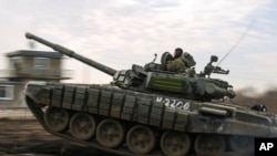 资料照片:俄罗斯坦克在俄罗斯克拉斯诺达尔地区的莫尔基诺训练场参加演练。(2021年12月14日)