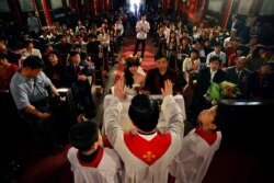 资料照:北京教区主教傅铁山在北京的一座天主教堂内为一对新人主持婚礼。(2007年4月22日)