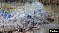 Dây kẻm gai tại biên giới Mỹ-Mexico ở Eagle Pass, Texas, ngày 16/1/2024.