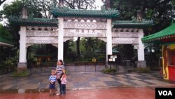 菲律宾首都马尼拉市中心的中国牌坊。(2016年11月25日,美国之音朱诺拍摄)