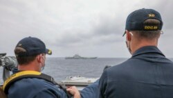 资料照片:美国海军公布的照片显示,两位美国海军中校罗伯特·J·布里格斯与理查德·D·斯莱2021年4月4日在阿利·伯克级导弹驱逐舰“马斯廷号”驾驶舱进行水面接触观察。照片中可见中国"辽宁号"航空母舰及其舷号。