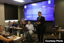 美国共和党籍众议员马特·盖兹(Matt Gaetz)在一次国防工业圆桌会议上发言(2017年8月28日,马特·盖兹网站图片)