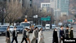 People wearing masks to prevent the coronavirus