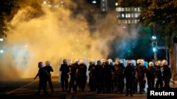 Cảnh sát chống bạo động đụng độ với người biểu tình chống chính phủ tại Ankara, Thổ Nhĩ Kỳ, ngày 3/6/2013.