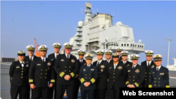 美国海军代表团登上辽宁舰(网络截图)