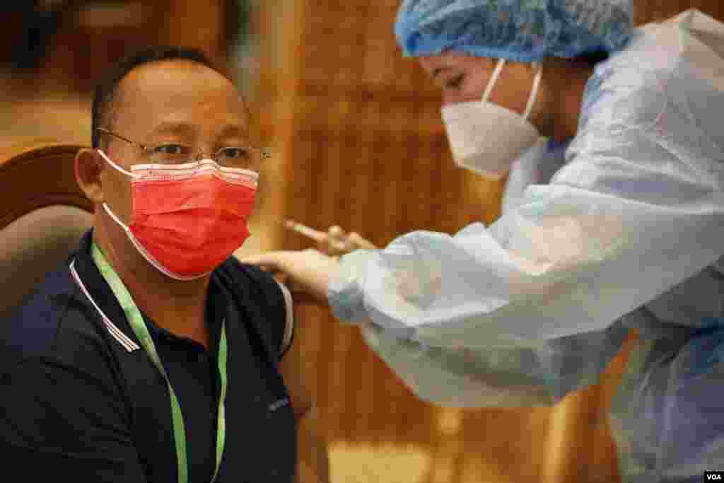 တတိယအကြိမ် လွှတ်တော် တက်ရောက်မည့် ပြည်သူ့လွှတ်တော် ကိုယ်စားလှယ်များကို COVID ကာကွယ်ဆေး စတင် ထိုးနှံသည့် မြင်ကွင်း။ (ဇန်နဝါရီ ၂၉၊ ၂၀၂၁)