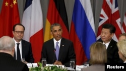 美国总统奥巴马(中)、中国国家主席习近平(右)和法国总统奥朗德(左)在华盛顿召开的核安全峰会期间出席5+1首脑会议。(2016年4月1日)