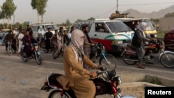 在阿富汗坎大哈省的一处检查站,在阿富汗特种部队在与塔利班激战后重新集结之际,车流停了下来。(2021年7月13日)