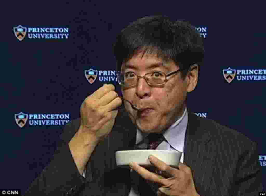 “普林斯顿选举联盟”的王声宏(Sam Wang)教授曾声称川普连百分之一的机会也没有,甚至说:“选举已经完了。如果川普赢得超过240张选举人票,我会吃虫子。”11月12日,王声宏在CNN节目上表演吃虫子,以示信守承诺