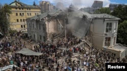 俄罗斯导弹击中位于基辅的乌克兰主要的儿童医院后,救援人员和志愿者清理废墟并寻找受害者。(2024年7月8日)