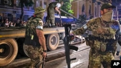 2023年6月24日俄罗斯顿河畔罗斯托夫的一条街道上,瓦格纳集团军成员守卫一个区域