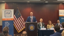 美国众议院中共问题特设委员会主席、共和党众议员约翰·穆勒纳尔(John Moolenaar,左一)星期三(2024年9月18日)在信息技术和创新基金会(ITIF) 举办的题为"中国正迅速成为先进产业的领先创新者"调查报告简报会上发表演讲。ITIF主席和创始人罗伯特·阿特金森(Robert D. Atkinson,左二)、特别竞争研究项目高级总监丽莎·托宾(Liza Tobin,右二)和前白宫国家安全委员会中国事务主任杜如松(Rush Doshi)(右一)也出席了活动。(美国之音记者薛小山拍摄)