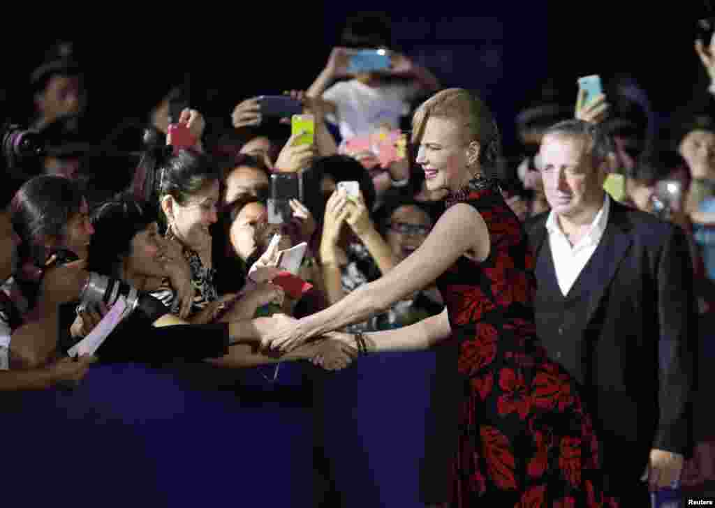 好莱坞影星妮可·基德曼(Nicole Kidman )参加万达集团在青岛投资建设的全球投资规模最大的影视产业基地――青岛东方影都的推广活动,和影迷握手(2013年9月22日)