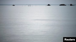 一艘渔船回到大纳土纳岛东岸（资料图）