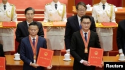 资料照:中国私营企业家马云(前左)和马化腾等人在北京人大会堂出席庆祝改革开放40周年活动。(2018年12月18日)