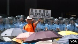 香港本土派人士认为,雨伞运动后警民关系恶化是旺角冲突的原因之一( 美国之音汤惠芸)。
