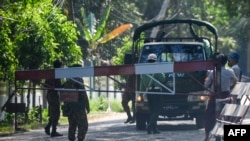 ရန်ကုန်မြို့တွင်တွေ့ရသည့် စစ်တပ် စစ်ဆေးရေးဂိတ်တစ်ခု။ ဖေဖော်ဝါရီ ၁၊ ၂၀၂၁