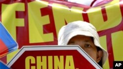 菲律宾民众在中国驻马尼拉领馆外集会抗议在有争议的南中国海中菲船只发生的对峙 (2015年4月20日)