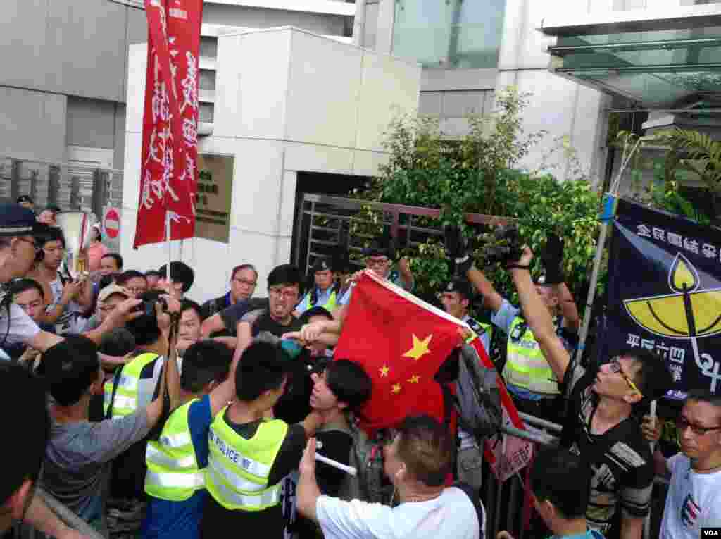 یک رای دهنده در شهر «سین‌سیناتی» ایالت اوهایو، برچسب «من رای می‌دهم» را روی لباسش چسبانده است. انتخابات میاندوره ای آمریکا روز سه شنبه است اما در برخی ایالت ها انتخابات زودهنگام آغاز شده و رای دهندگان می توانند رای خود را به صندوق بیاندازند.