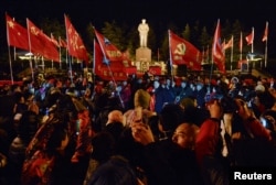 中国民众汇集在湖南韶山毛泽东故居庆祝这位前领导人诞辰123周年。 (2016年12月25日)