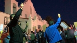 集会者悼念亚特兰大枪击案中的逝者。(美国之音,2020年3月20日)