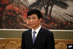 中共十九届政治局常委王沪宁在人民大会堂的媒体见面会上(2017年12月25日)。王沪宁兼中央书记处排名第一的书记,有人称作中央书记处常务书记,也掌管意识形态工作