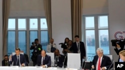 世界领导人在法国比亚里茨出席七国集团有关气候的会议,美国领导人的椅子空着。(2019年8月26日)