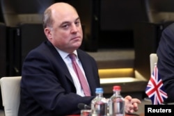 英国防长华莱士在布鲁塞尔出席北约防长会议。(2021年10月21日)