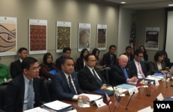 菲律宾国防部副部长巴提诺(左二)、外交部副部长加西亚(左三)(美国之音叶林拍摄 2016年3月18日)