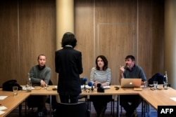 2018年10月7日被中国国家监委扣押和调查的国际刑警组织主席孟宏伟的妻子格蕾丝·孟在法国里昂举行记者会,背对摄影机。