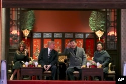 资料照:时任美国总统特朗普(中左)和第一夫人梅拉尼亚(左)与中国国家主席习近平(中右)与夫人彭丽媛(右)在北京故宫观看京剧。 (2017年11月8日)