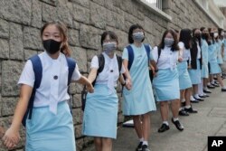 香港天主教女子中小学玛利诺修院等学校的学生组成人链重申五大诉求缺一不可的要求。(2019年9月6日)