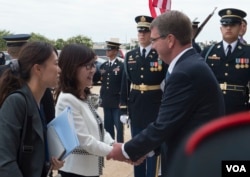 日本防卫大臣稻田朋美2016年9月15日访问五角大楼 (美国国防部照片)