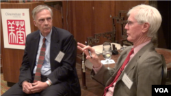 洛德与夏伟在华美协进社对谈 (美国之音方冰拍摄)