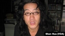 在台湾的中国流亡诗人贝岭 (美国之音记者申华 拍摄)