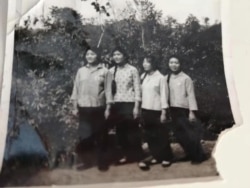 1970年代初期,莉莉(左一)与几名北京女知青在云南兵团住地附近合影(莉莉提供图片)