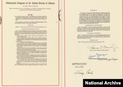 《台湾关系法》原件第一页和最后一页的复印。(图片来源:美国国家档案馆)