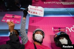 Foodpanda 送货员于 2021 年 11 月 13 日在香港举行罢工,要求削减送货费 (路透社照片)