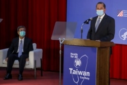 美国卫生部长阿扎尔在台北的台湾大学发表演讲。(2020年8月11日)