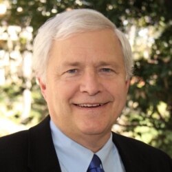 南加州大学安纳伯格传播学院教授托马斯•霍利汉 （Thomas Hollihan）（照片提供：霍利汉）